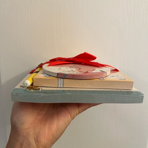 The Peanuts Gang Memo Pads 3-Pack With Pen - Picture 3 of 3